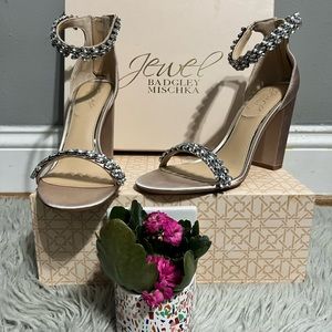 Jewel Badgley Mischka
Champagne Satin size 9